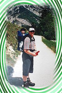 Arno Prdel mit Sohn Jonas beim Wandern im Jahr 1999