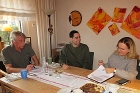 Jakob Mildenberg (li) und Heike Matschkowski (re) im Gespr�ch mit Mattis Dieterich (Mitte)